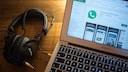 WhatsApp auf PC mit Kopfhörer nebenan