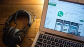 WhatsApp auf PC mit Kopfhörer nebenan