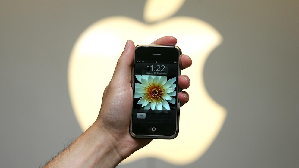 Steve Jobs stellte das erste iPhone 2007 auf der MacWorld vor – heute bringt es auf Auktionen Rekord-Summen ein