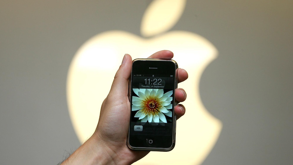 Steve Jobs stellte das erste iPhone 2007 auf der MacWorld vor – heute bringt es auf Auktionen Rekord-Summen ein