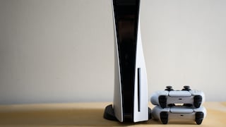 PlayStation 5 Vergleich: weißes Kosnolen-Modell mit zwei Controllern