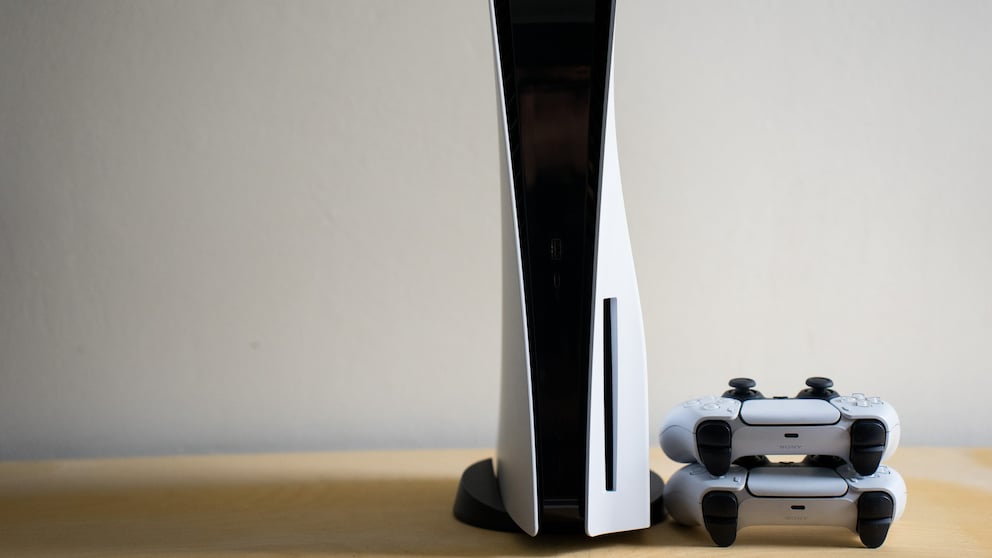 PlayStation 5 Vergleich: weißes Kosnolen-Modell mit zwei Controllern