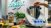 Ein Vorwerk Thermomix TM6 wird in einem Vorwerk-Kochstudio mit Tomaten befüllt.