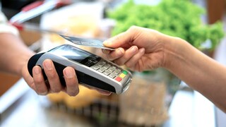 Fehlabbuchungen bei Zahlungen im Einzelhandel: Bezahlung mit Kreditkarte im Supermarkt