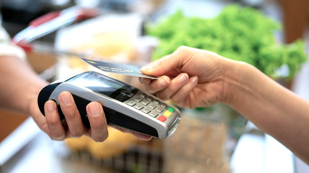 Fehlabbuchungen bei Zahlungen im Einzelhandel: Bezahlung mit Kreditkarte im Supermarkt