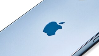 nervigste iPhone Funktion: Foto eines Apple-Logos auf der Rückseite eines silbernen iPhones