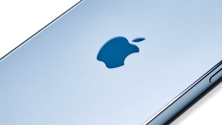 nervigste iPhone Funktion: Foto eines Apple-Logos auf der Rückseite eines silbernen iPhones
