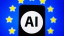 AI Act Logo vor EU Hintergrund blau mit Sternen