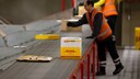 Die DHL ist dieser Tage schwer beschäftigt. Das nutzen Betrüger aus