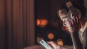 Kopfhörer kaufen: Frau hört Musik mit Over-Ear-Kopfhörer