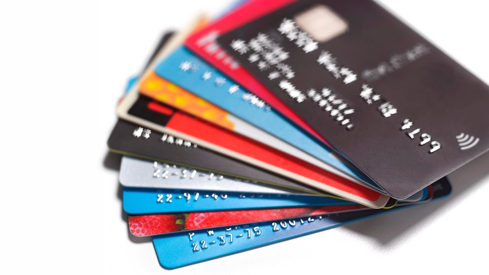 Ein Haufen Kreditkarten als Symbolbild für Barclays Visa