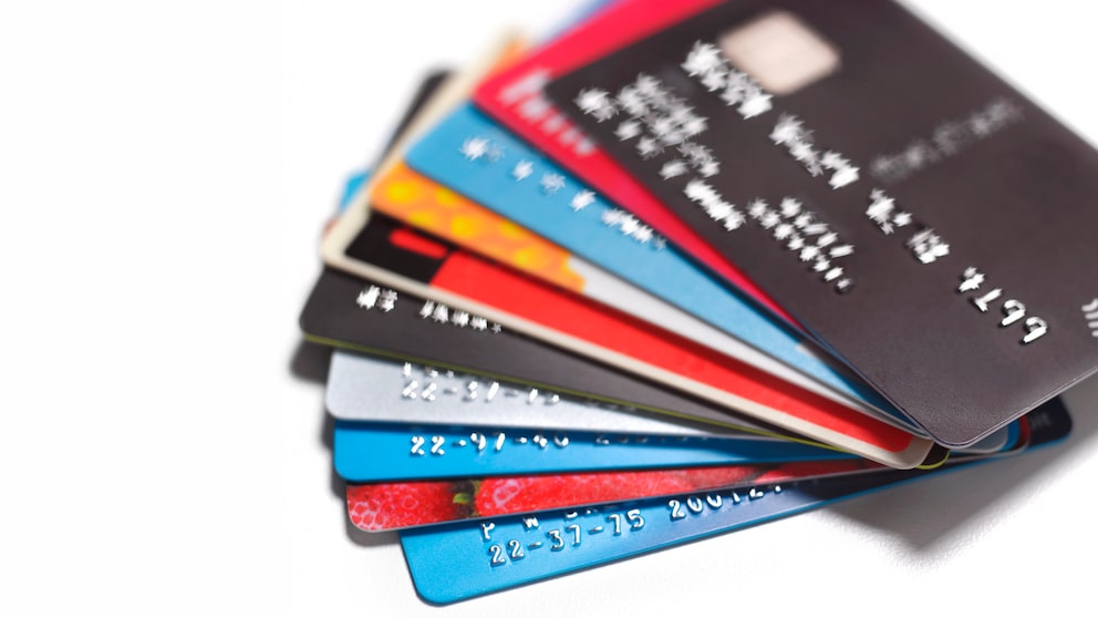 Ein Haufen Kreditkarten als Symbolbild für Barclays Visa