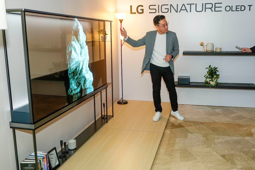 LG OLED Signature T mit teils hochgefahrenem Kontrastfilm