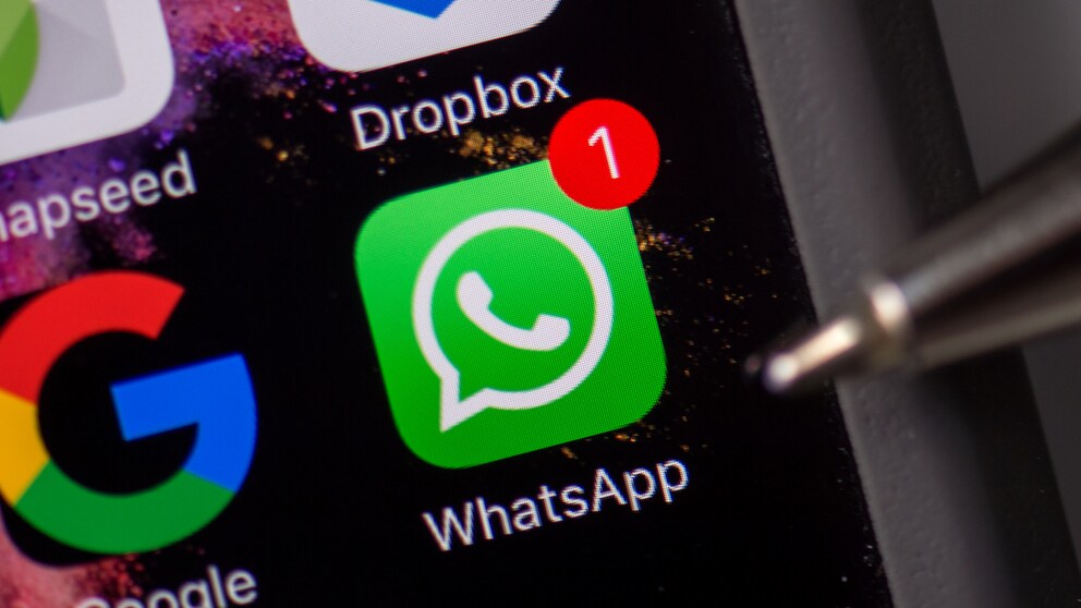 Symbolbild: WhatsApp-Icon auf Smartphone