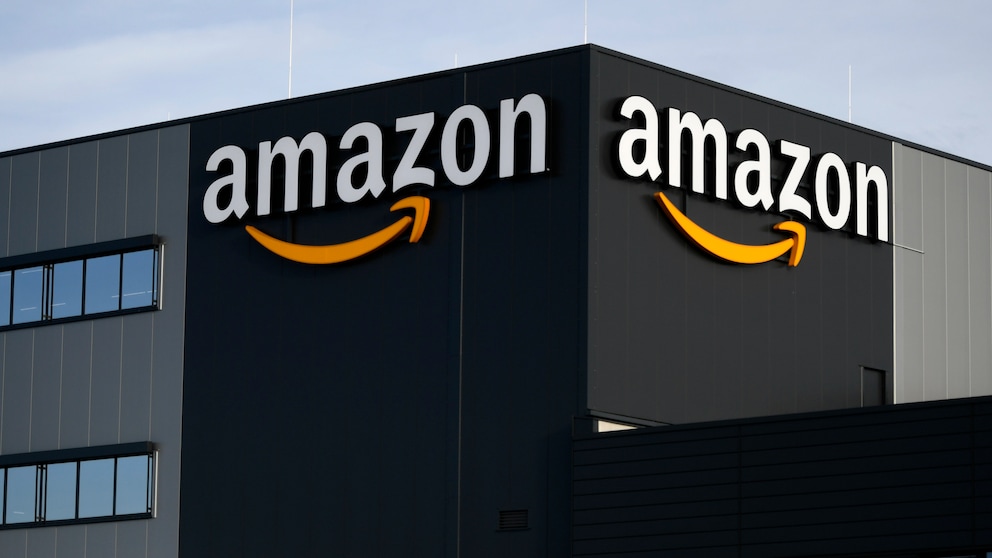 Amazon Entlassungen Symbolbild: Logo des Unternehmens an einem Gebäude