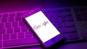 google konto trojaner Symbolbild: Smartphone mit Google-Logo liegt auf Tastatur