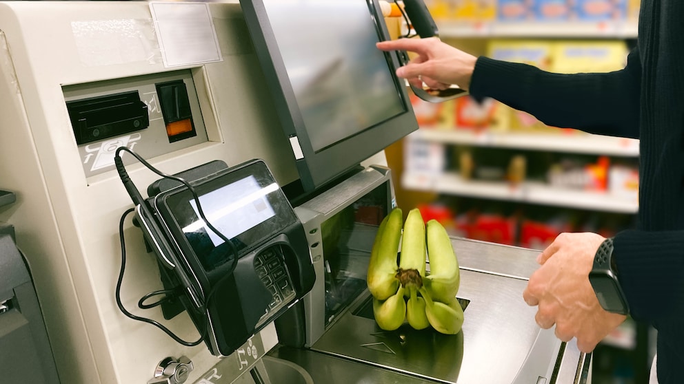 Selbstbedienungskassen in einem Supermarkt