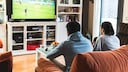 Wow Sport teurer: zwei Männer gucken Fußball