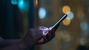 Internetbetrüger Symbolbild: Jemand schreibt auf Smartphone