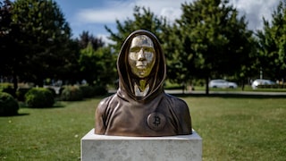 Eine Statue von Satoshi Nakamoto, einem mutmaßlichen Pseudonym des Erfinders von Bitcoin