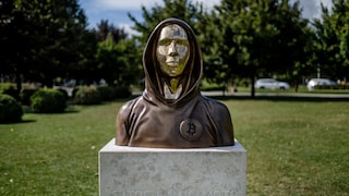 Eine Statue von Satoshi Nakamoto, einem mutmaßlichen Pseudonym des Erfinders von Bitcoin