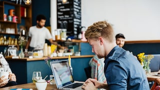 In Parks, Cafés oder Hotels freut man sich über kostenloses WLAN. Bevor Sie jedoch öffentliche Hotspots nutzen, sollten Sie ein paar Dinge beachten.