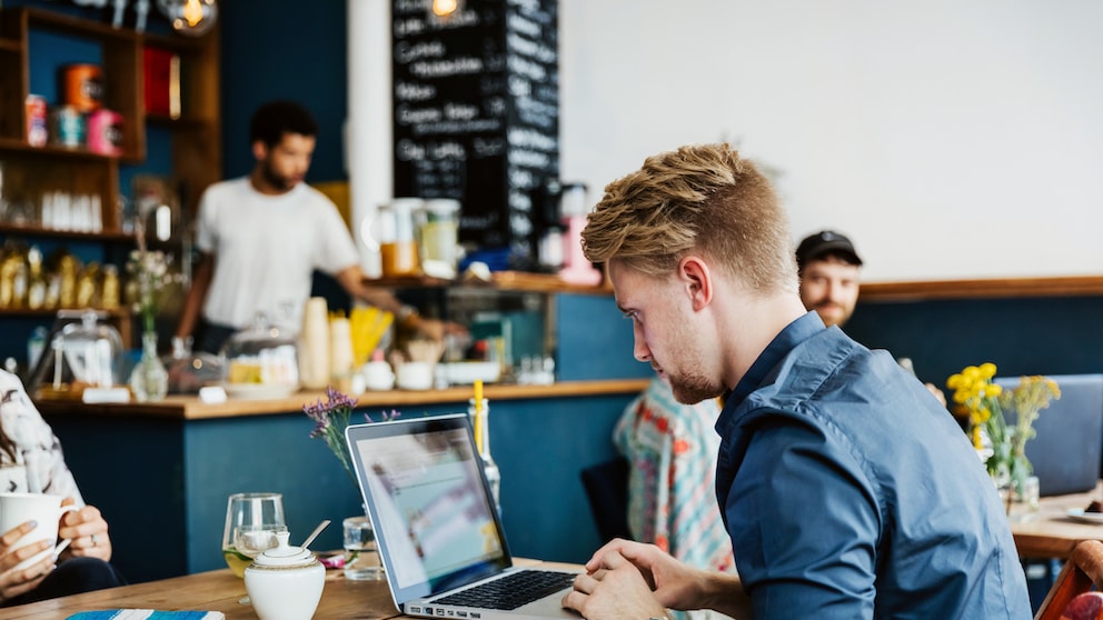 In Parks, Cafés oder Hotels freut man sich über kostenloses WLAN. Bevor Sie jedoch öffentliche Hotspots nutzen, sollten Sie ein paar Dinge beachten.