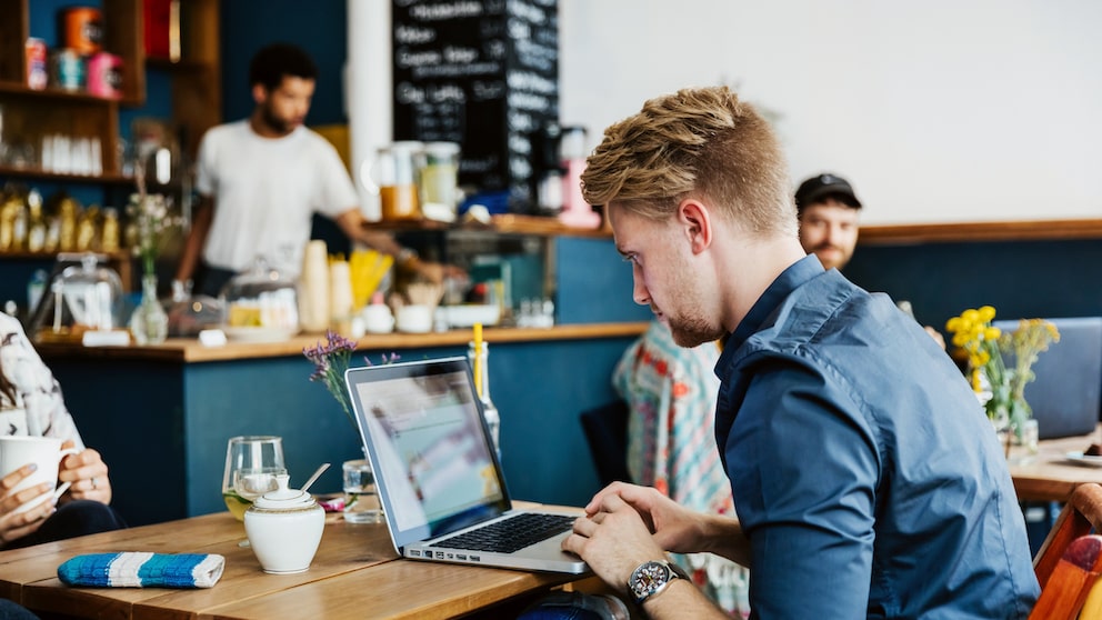 In Parks, Cafés oder Hotels freut man sich über kostenloses WLAN. Bevor Sie jedoch öffentliche Hotspots nutzen, sollten Sie ein paar Dinge beachten.