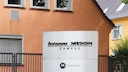 Firmensitz von Medion in Essen: ockerfarbenes Haus, davor ein graues Schild mit dem Namen Medion