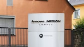 Firmensitz von Medion in Essen: ockerfarbenes Haus, davor ein graues Schild mit dem Namen Medion