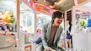 Squid Game Staffel 2 Start: Szene mit Gi-hun am Greifautomaten