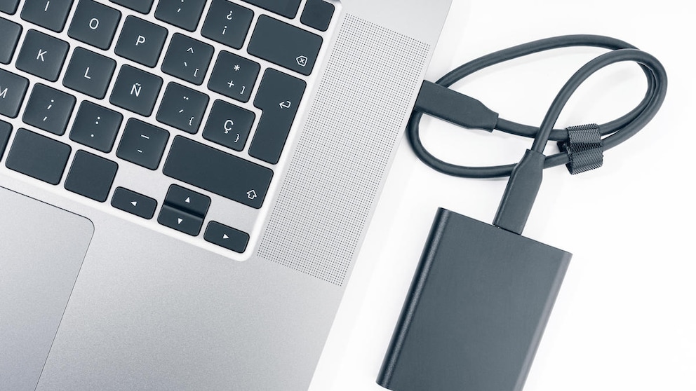 Symbolbild: Macbook mit angeschlossener externer Festplatte