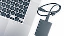 Symbolbild: Macbook mit angeschlossener externer Festplatte