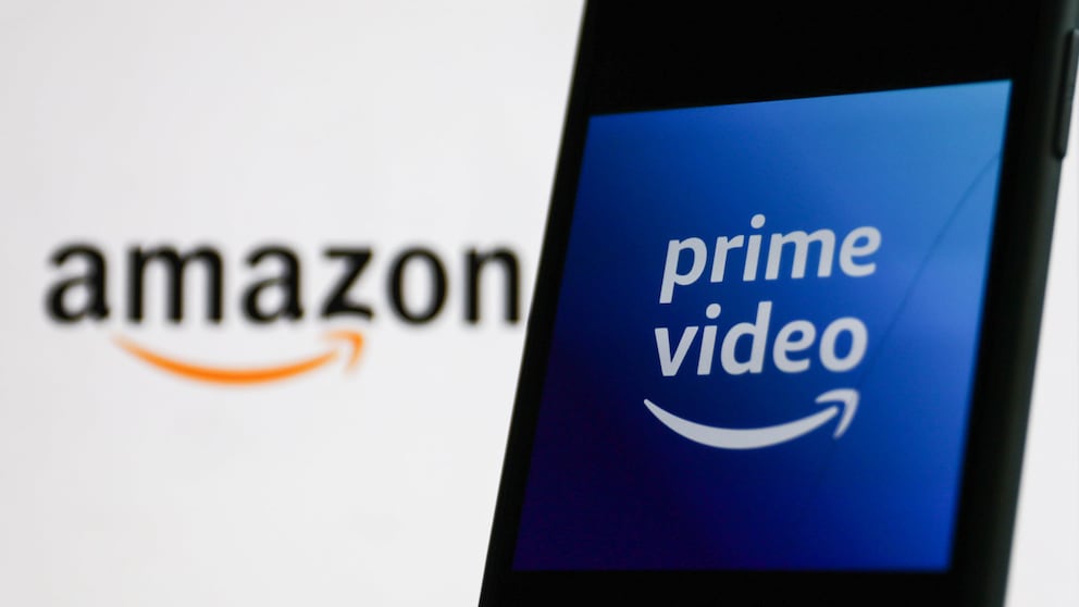 Amazon Werbung Test: Logo von Prime Video auf Smartphone vor Amazon Logo im Hintergrund