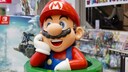 wertvolle Videospiele: Figur von Super Mario in einem Nintendo-Shop
