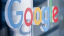 Symbolbild: Bunter Google-Schriftzug an einer Glasscheibe, Nahaufnahme.