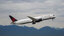 Symbolbild: Startendes Flugzeug von Air Canada vor einer Bergkette