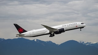 Symbolbild: Startendes Flugzeug von Air Canada vor einer Bergkette