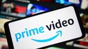 Amazon Prime Video Bewertungen: Logo des Streaming-Dienstes auf Smartphone