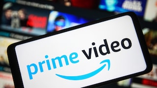 Amazon Prime Video Bewertungen: Logo des Streaming-Dienstes auf Smartphone