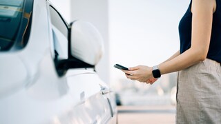 Frau öffnet ihr Auto per Google Wallet