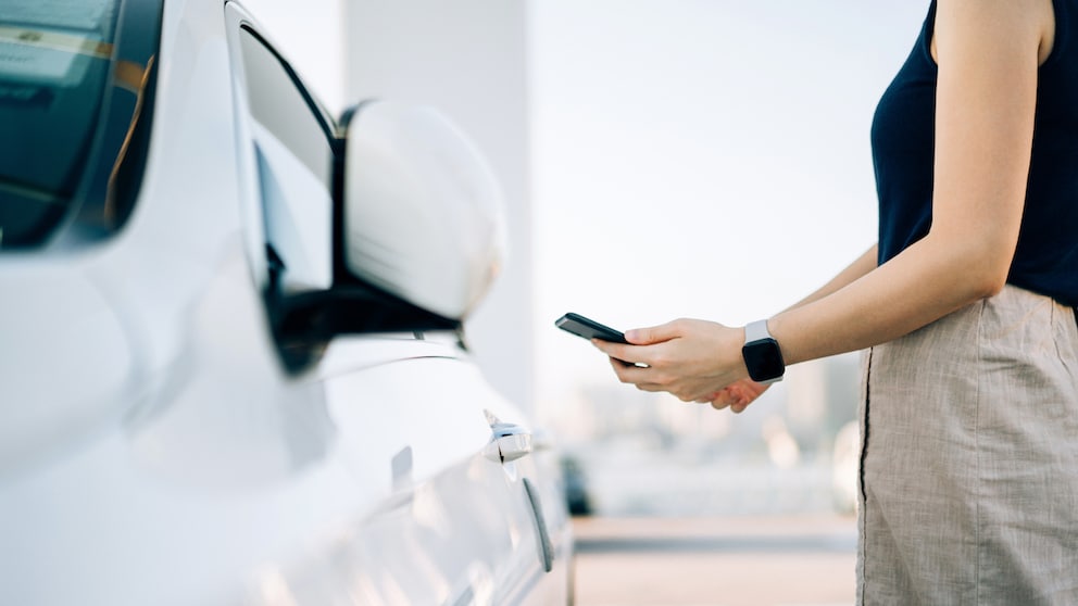 Frau öffnet ihr Auto per Google Wallet
