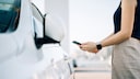 Frau öffnet ihr Auto per Google Wallet