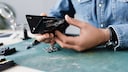 Die EU möchte die Reparatur von Geräten wie Smartphones erleichtern.