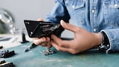 Die EU möchte die Reparatur von Geräten wie Smartphones erleichtern.