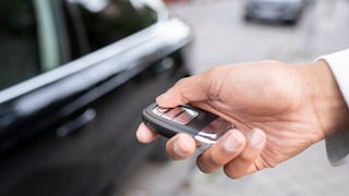 Der Funkschlüssel vom Auto hat nur eine bestimmte Reichweite. Mit einem Trick kann man sie jedoch erhöhen