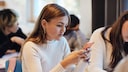 Schülern am Smartphone