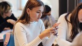 Schülern am Smartphone
