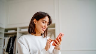 Frau mit Handy in der Hand