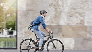 Mann fährt E-Bike